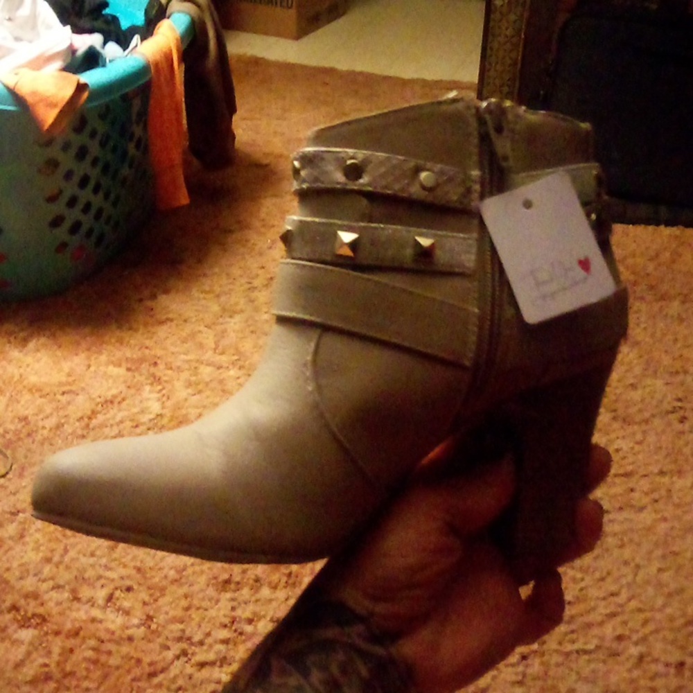 Boots - Picture 3 of 3